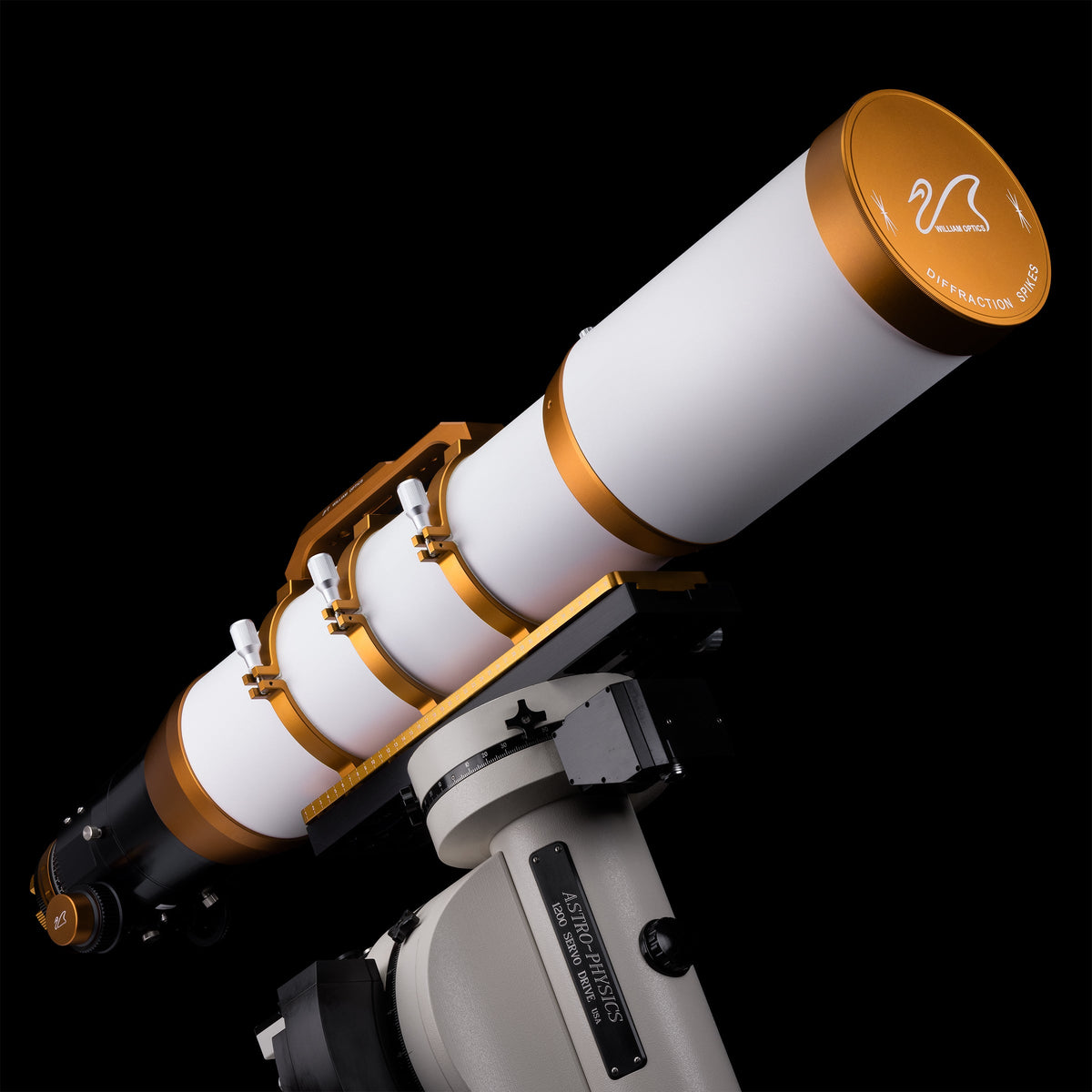 William Optics Fluorostar 156 telescope with optical tube and accessories, detailed view of the high-quality astronomical instrument